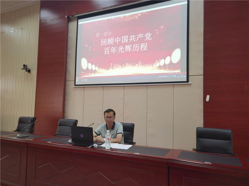 以史为鉴·开创未来学校领导到所联系班级上专题党课