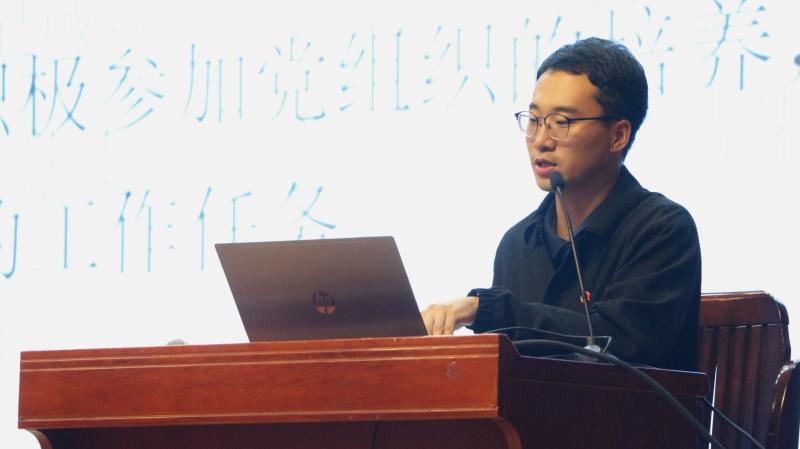 （张凯鹏老师给大家上党课）.jpg