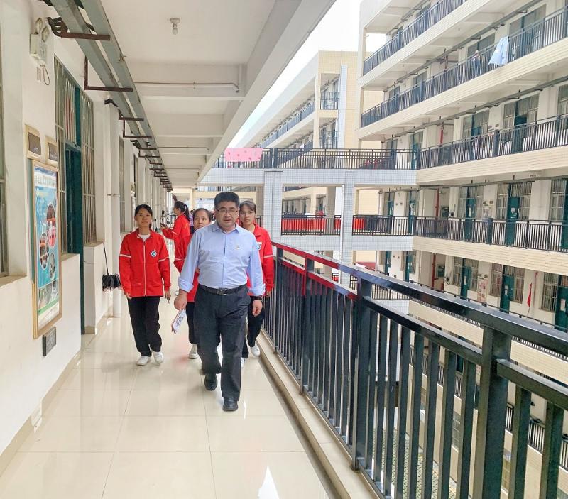 张正文书记深入宿舍宣讲（小图）.jpg