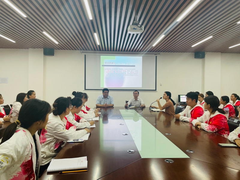 立德树人 以生为本——学校领导深入联系班级开展系列活动