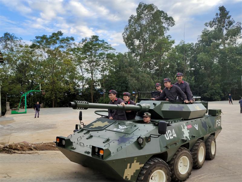 乘坐坦克穿越丛林，体验胜利的的喜悦.jpg