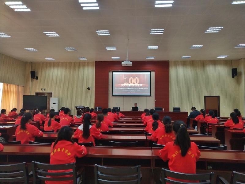 学校纪委书记​深入所联系班级宣讲“七一”重要讲话精神