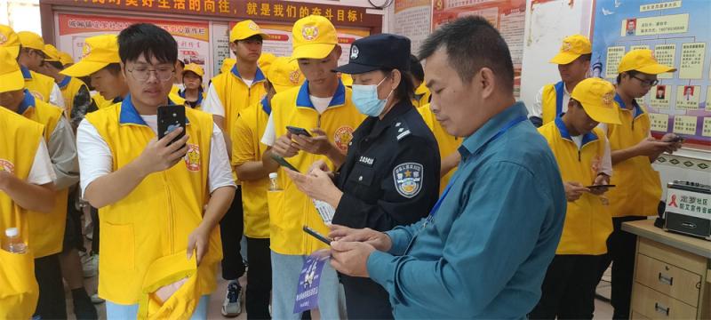 社区民警为志愿者进行培训.jpg