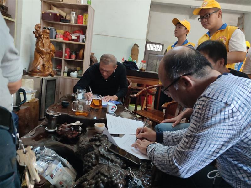 深入居民家中开展宣传.jpg