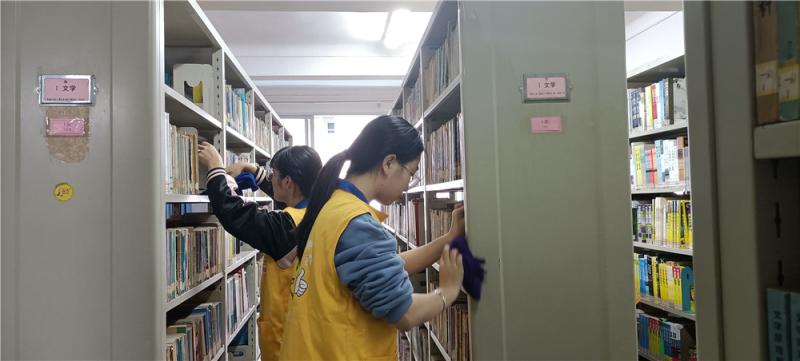 志愿者认真打扫.jpg