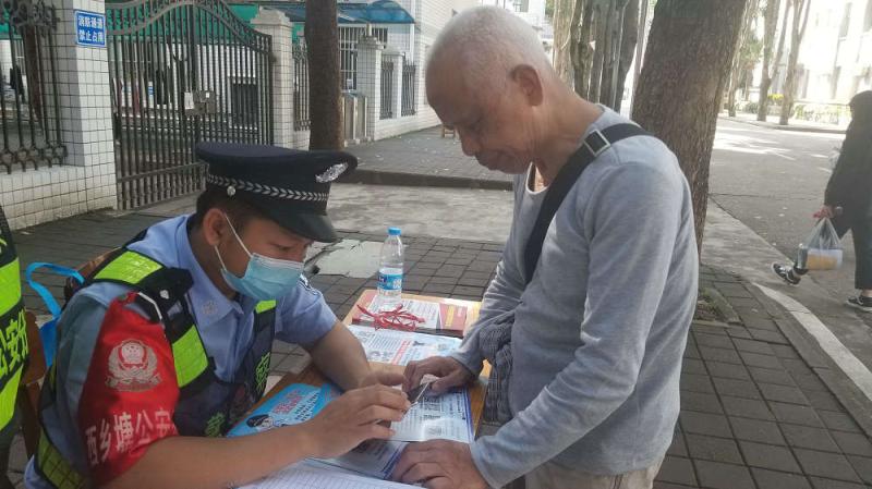 派出所警员为学校教职工家属安装国家反诈中心app.jpg