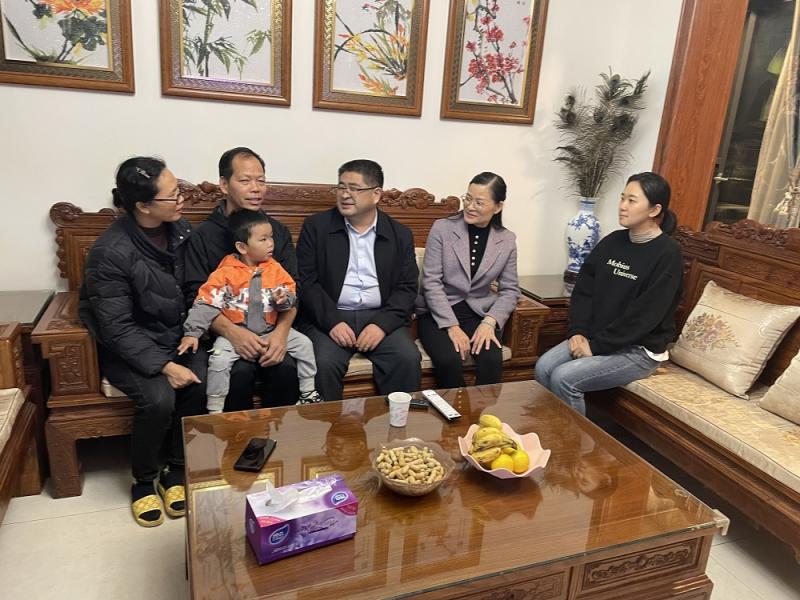 职工家访暖人心 凝心聚力促发展 -幼师教育学院领导到教师家中开展家访暖师活动