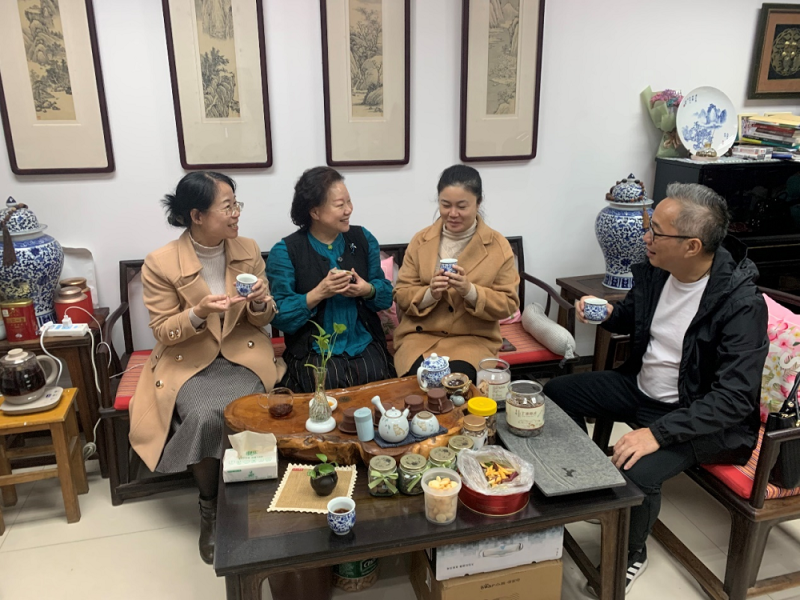 图3：学院领导与齐立坚老师、谢彩霞老师亲切交谈.png