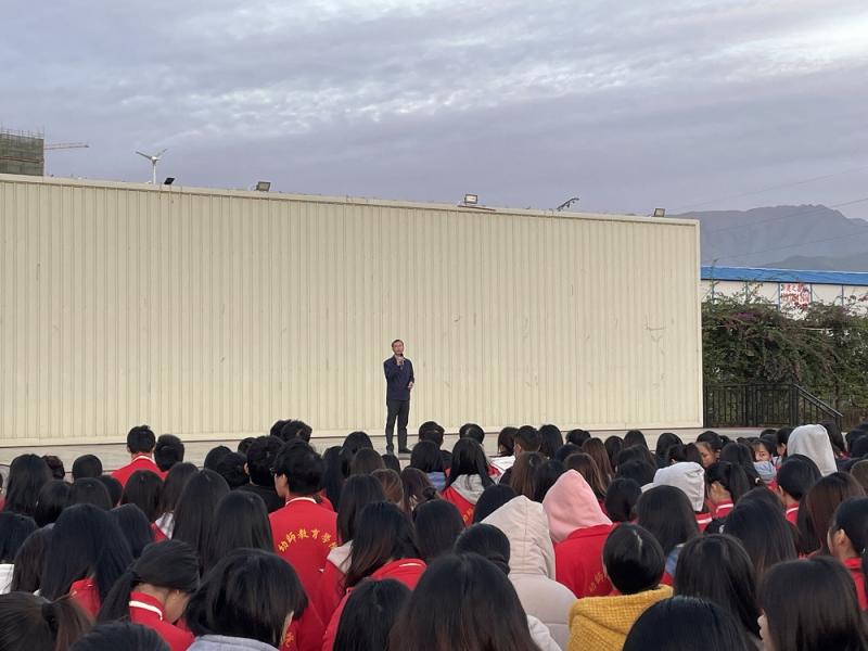 学校领导出席幼师教育学院主题升旗仪式并作国旗下讲话