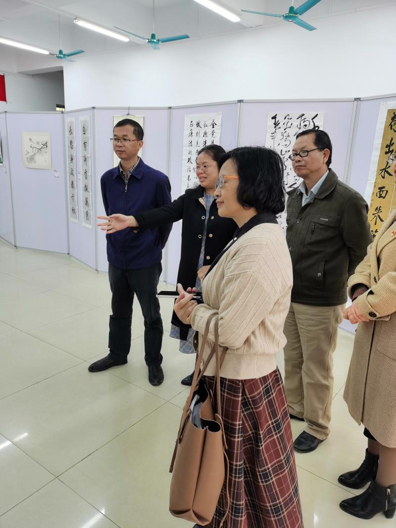 图2 学校纪委书记冯以宜现场细看作品.jpg