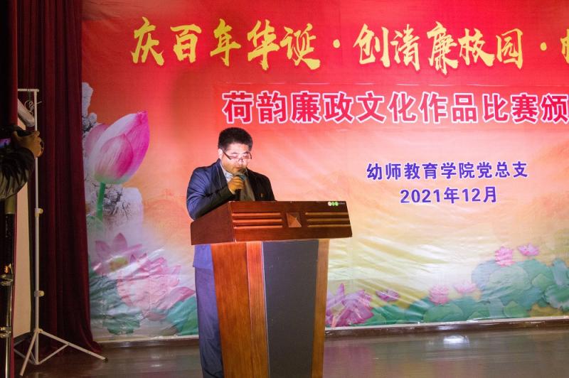 图2 张正文书记宣读获奖作品名单 - 小图.jpg