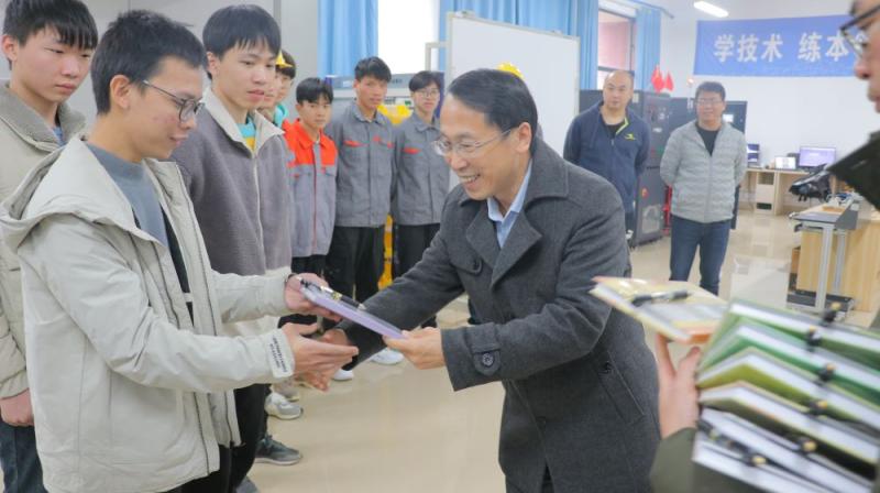 韩志刚书记给备赛学生发慰问品.jpg