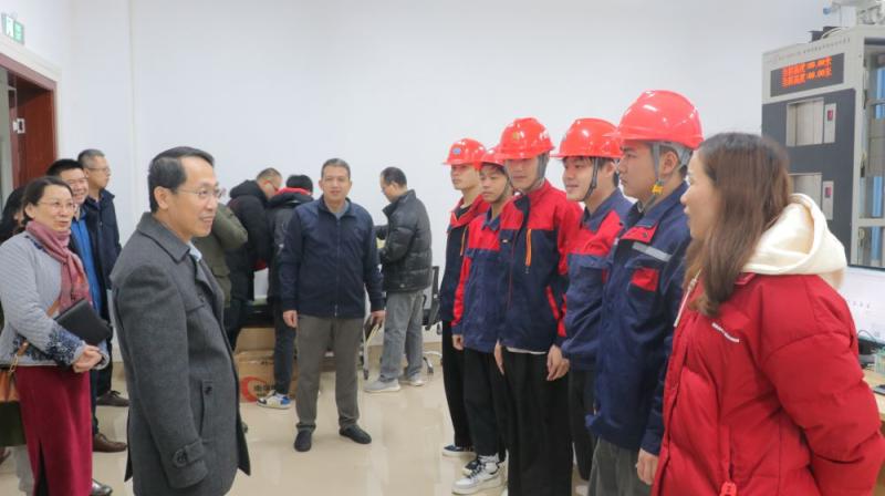 韩志刚书记和备赛师生亲切交谈.jpg