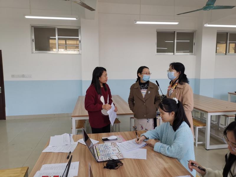 图为：王娟副校长深入实训教学场所检查实训教学.jpg