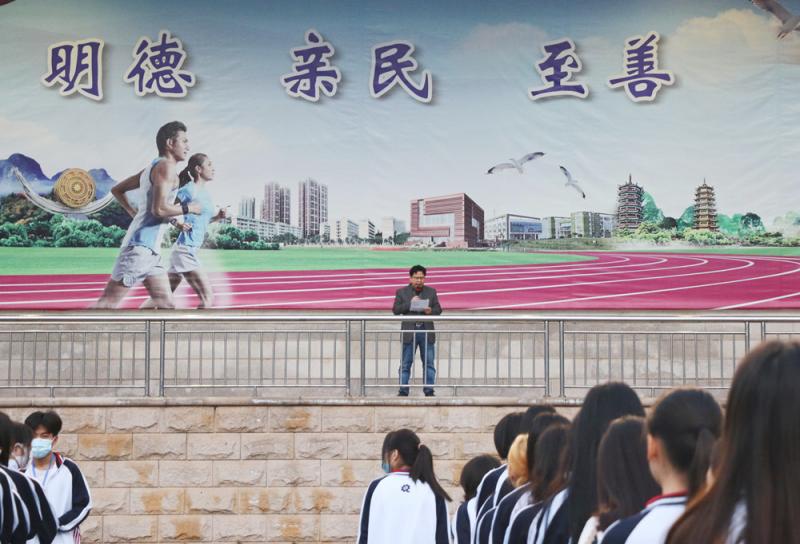 张书记作国旗下讲话小图.jpg