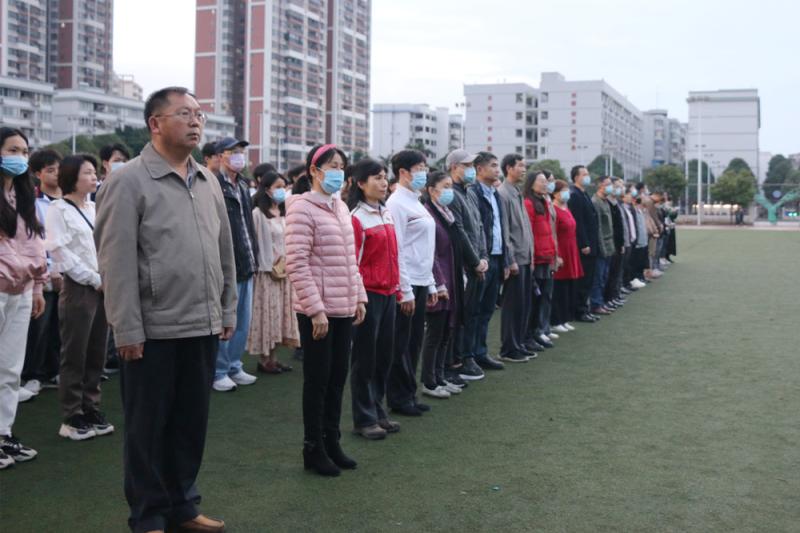 师生参加升国旗仪式小图.jpg