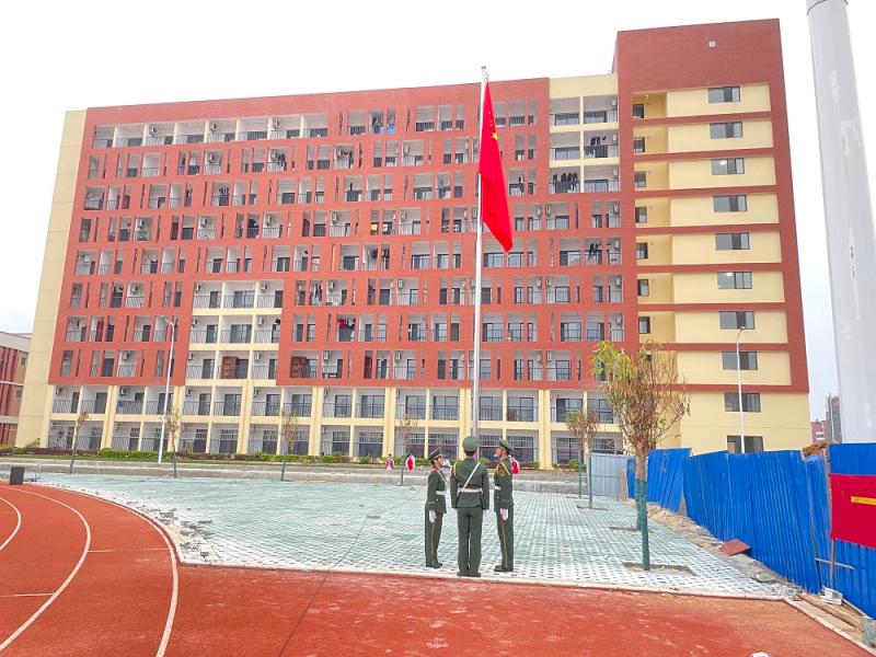 三校区升旗现场.jpg
