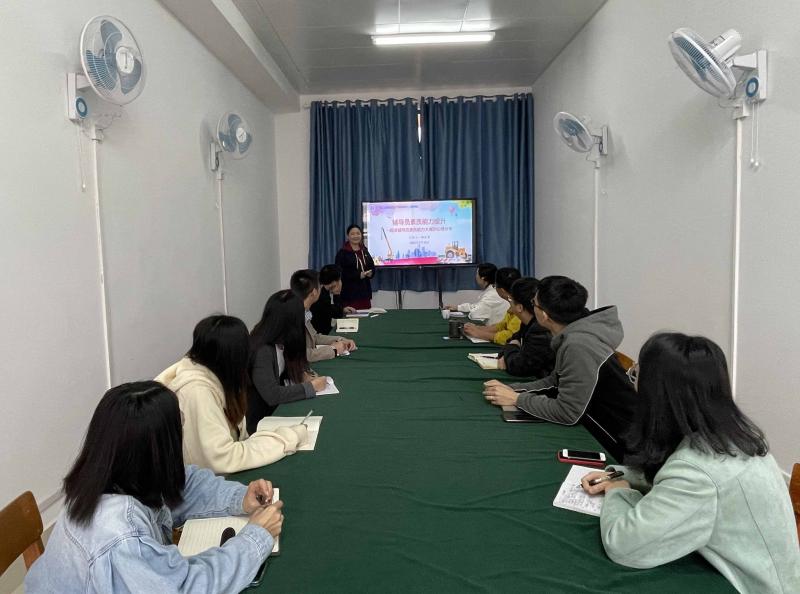 辅导员姚宣羽在分享（小尺寸）.jpg