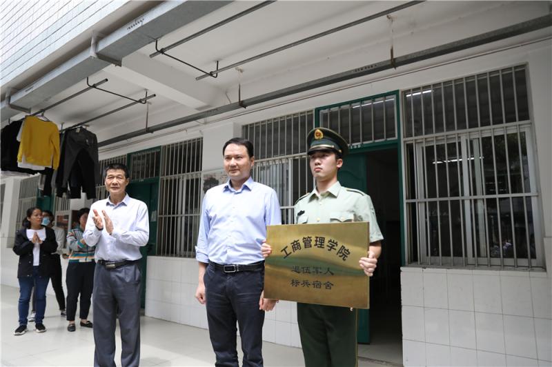 谭副校长授予“退伍军人标兵宿舍”(1).jpg