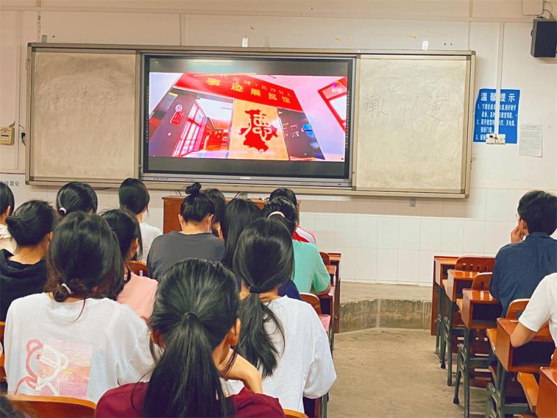 同学们观看 “雷锋事迹”视频.jpg