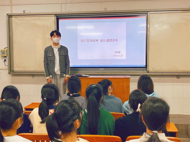 同学们谈“学雷锋”精神心得.jpg