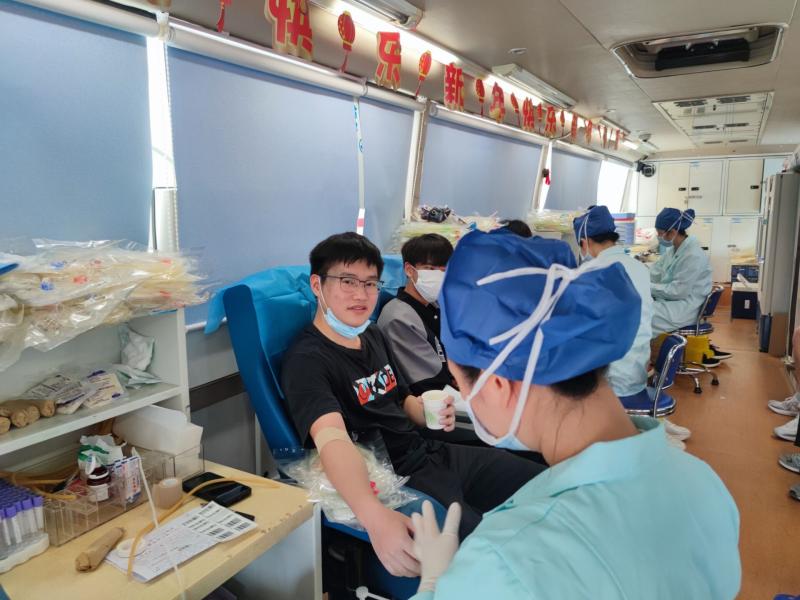 同学们积极参与无偿献血志愿服务活动.jpg