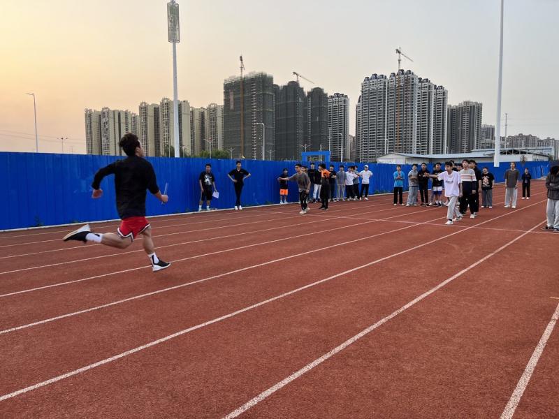 运动员如离弦的箭般飞奔（小尺寸）.jpg