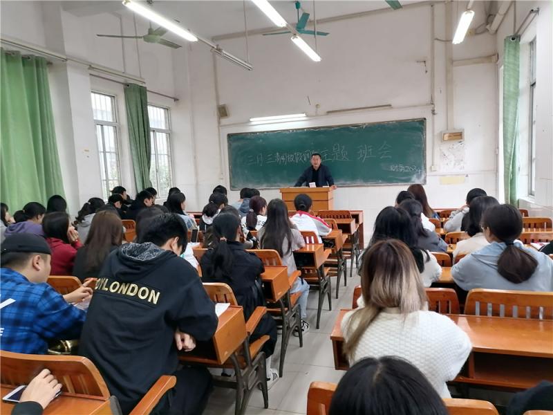 黄彬书记到班级召开主题班会.jpg