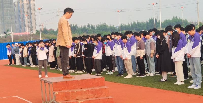全体师生缅怀革命先烈举行默哀仪式.jpg