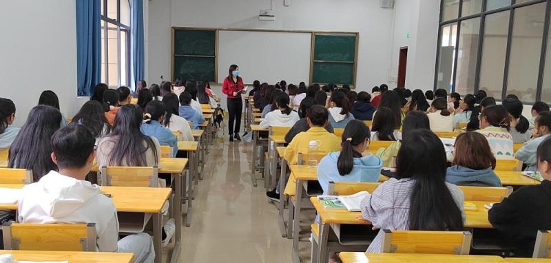 班主任龙婷婷带领学习.jpg