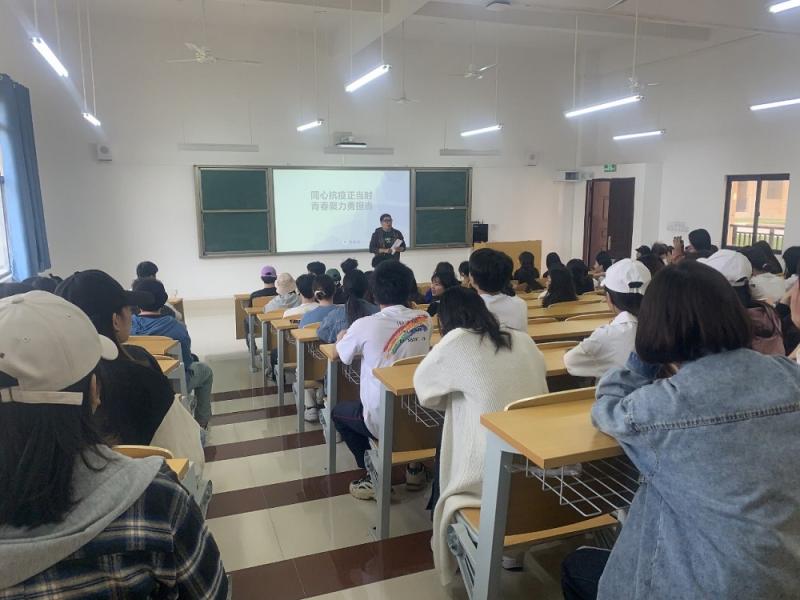 辅导员杨濠瑞带领学习.jpg