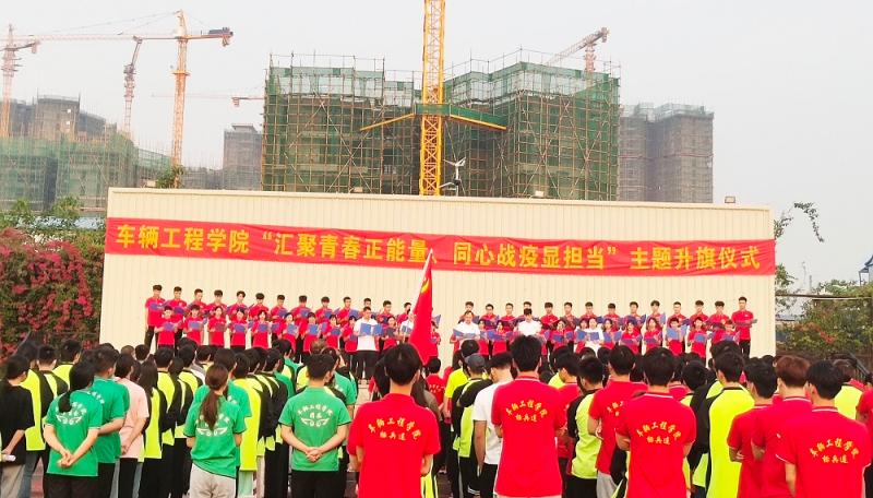 党员师生代表朗诵《致敬最美逆行者》.jpg