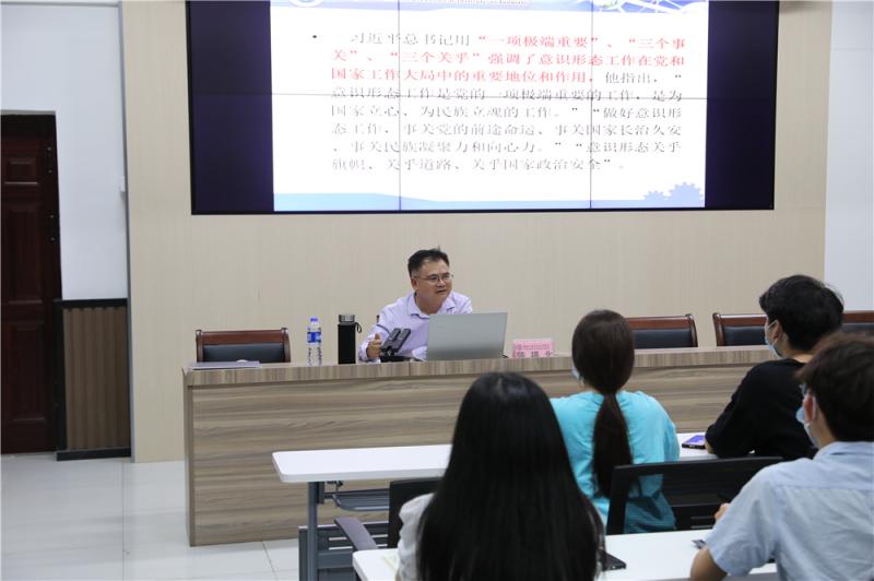 学校党委宣传部部长陈福北教授作《校园新闻写作与例子》主题授课.jpg