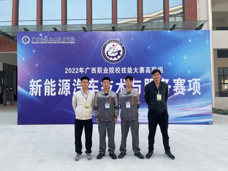 1.指导教师与参赛学生合照.jpg