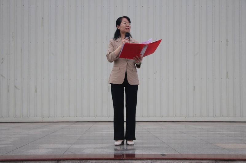 图二：幼师教育学院院长潘丽莎做国旗下的主题讲话.jpg
