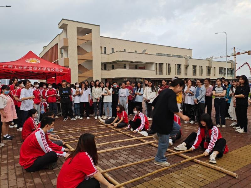 同学们参加竹竿舞.jpg