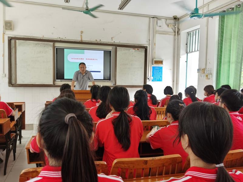E:\u684c面‚20429医药健康学院全体党员干部深入学生班级开展爱国主义专题教育‚20429我院全体党员干部深入学生班级开展爱国主义专题教育\u53d1网站\u5173革强书记到联系班级开展专题教育.jpg