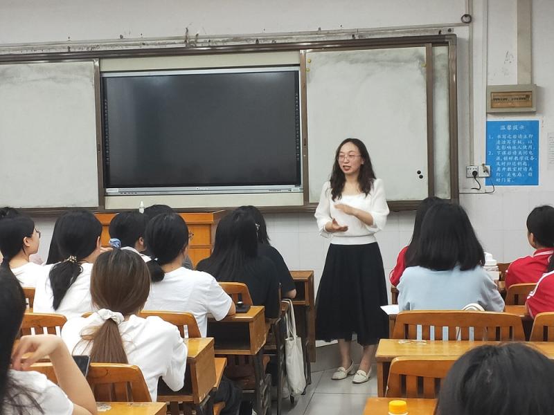 E:\u684c面‚20429医药健康学院全体党员干部深入学生班级开展爱国主义专题教育‚20429我院全体党员干部深入学生班级开展爱国主义专题教育\u53d1网站\u4ed8兴丽副院长到联系班级开展专题教育.jpg