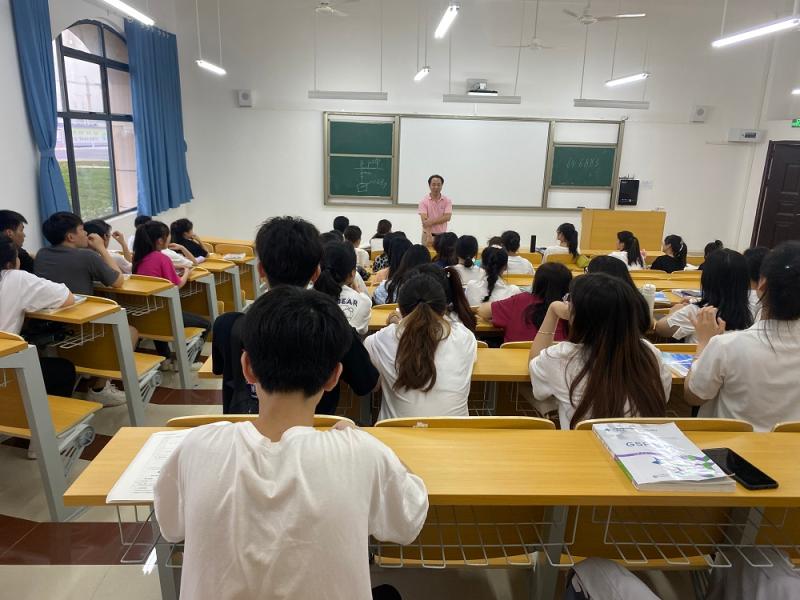 E:\u684c面‚20429医药健康学院全体党员干部深入学生班级开展爱国主义专题教育‚20429我院全体党员干部深入学生班级开展爱国主义专题教育\u53d1网站\u5218昶副院长到联系班级开展专题教育.jpg
