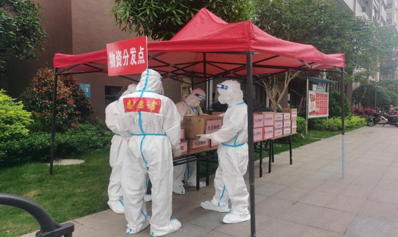 正在搬运物资的志愿者.jpg