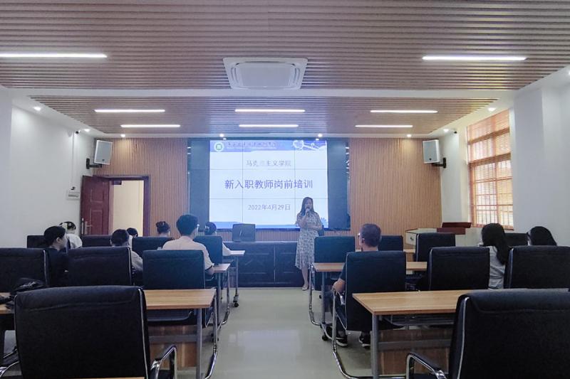 图为：培训现场_修.jpg