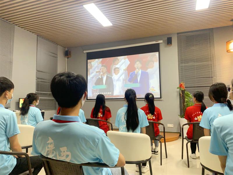 观看团中央“五四”主题直播《青春心向党 建功新时代》.jpg