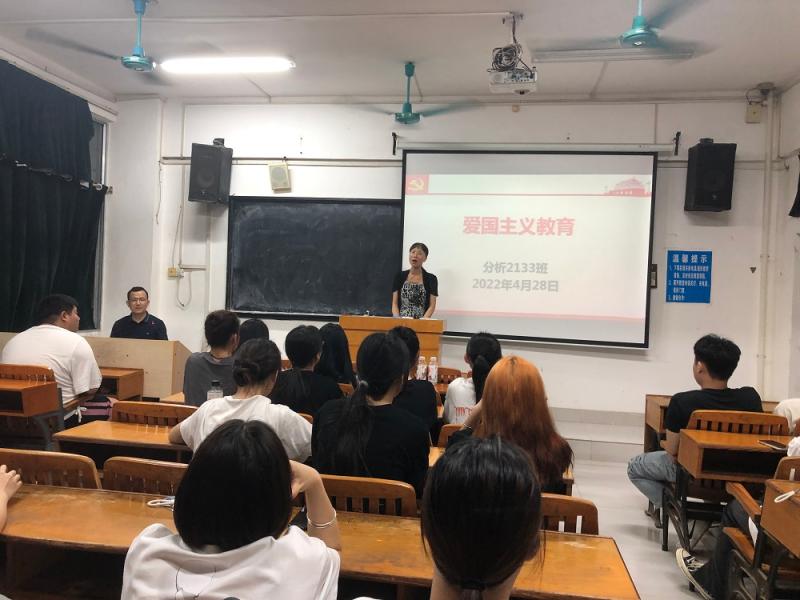 谭沛老师上微党课.jpg
