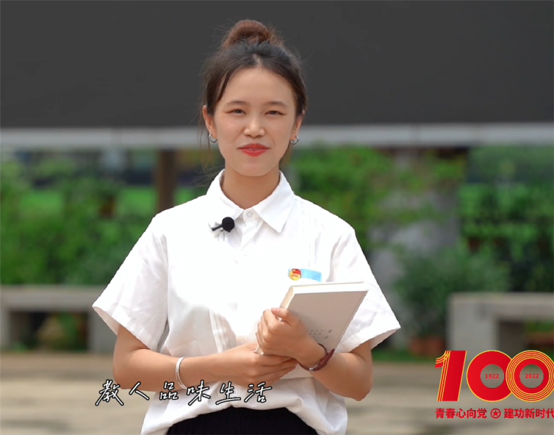 青年学生录制线上经典诵读.png