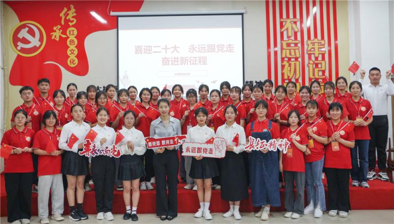 “喜迎党的二十大、永远跟党走、奋进新征程”经典云诵读活动合影.jpg