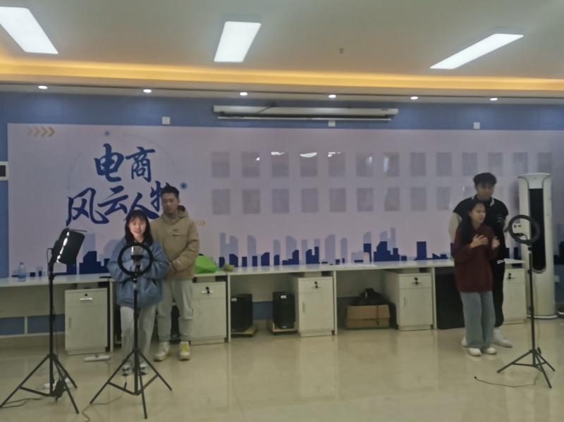 图4：参赛学生进行跨境电子商务直播运营模拟防真训练.jpg
