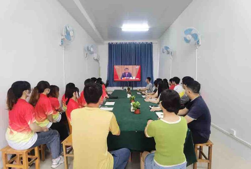 学工办老师及学生党员观看大会直播(小尺寸).jpg