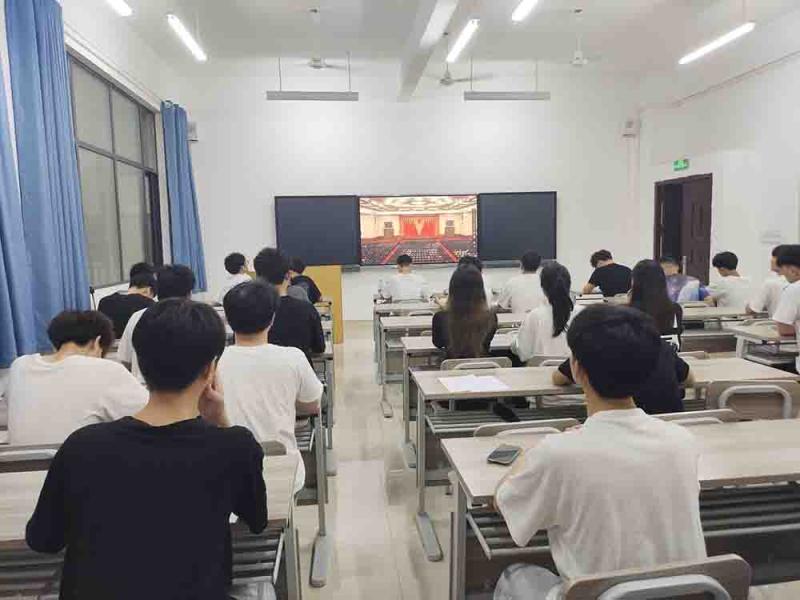 班级利用晚自习组织观看大会回播(小尺寸).jpg