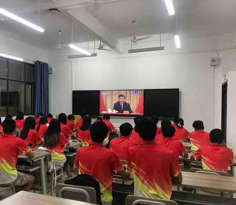 班级组织观看大会直播(小尺寸).jpg
