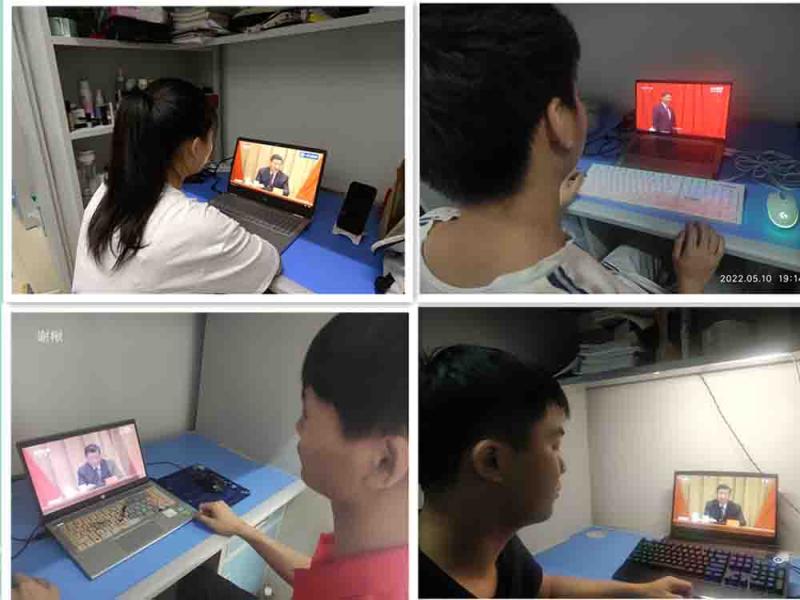学生在宿舍观看大会直播(小尺寸).jpg
